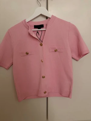 Rosa tröja  - Säljer min rosa tröja från Zara. Aldrig använd💕skriv gärna om frågor💕🫶🏼