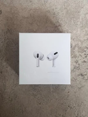 Apple AirPods Pro trådlösa hörlurar - Säljer ett par vita Apple air pods PRO. Hörlurarna har in-ear design, silikonproppar och stilren form. Perfekta för dig som vill ha grymt ljud och smidig anslutning till iPhone eller andra Apple-enheter.