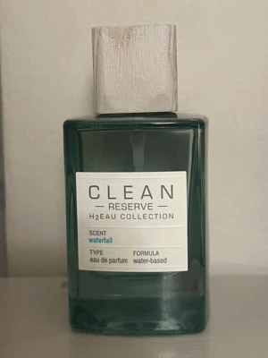 CLEAN Waterfall Eau de Parfum 100 ml - CLEAN Reserve H2Eau Collection Waterfall Eau de Parfum 100 ml  Fanns tydligen flera parfymer som var blåa, så köpte såklart fel💆🏻‍♀️😂. Har tagit ett spray av denna parfym och upptäckte då att den var fel. Köpt på Lyko 4/2 för 764,25kr.