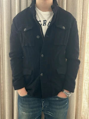 Massimo Dutti 100%  ulljacka - M  - bra skick, inga defekter. Både knappar och dragkedja. Modellen på bilden är ca 180 cm lång. Har du frågor tveka då inte på att höra av dig🙌