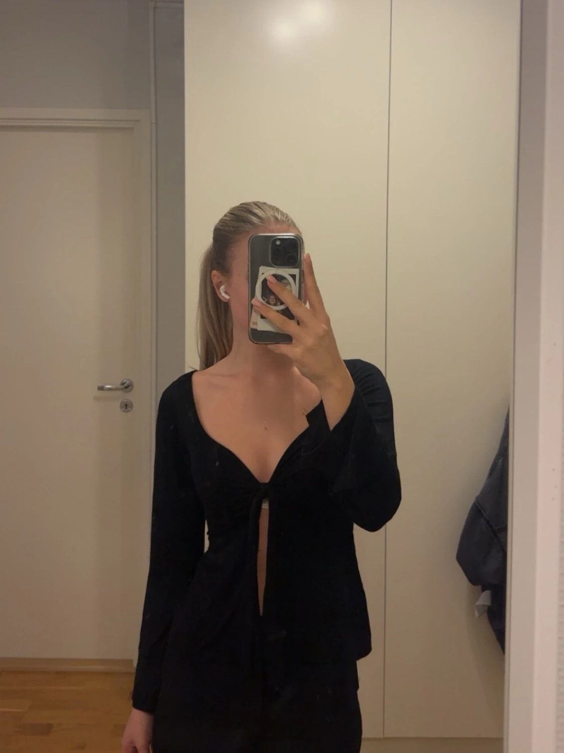 Svart långärmad topp med knyt