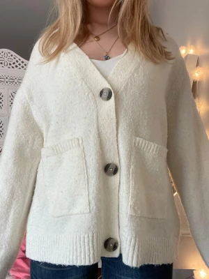Vit oversized kofta med stora knappar - Den virala Gina trico koftan som är brukt några gånger, super fin och kan matcha till det mesta