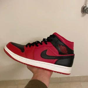 Jordan 1 mid  - Säljer dessa snygga jordans för 800 (har använt Max 5 gånger)  Säljer de för jag har tröttnat på de! Tyvärr finns ingen låda