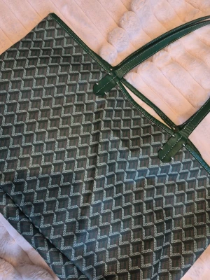 Tote bag - En oanvänd tote bag som har mycket utrymme. Denna väska kommer även med en fin matchande plånbok. Perfekt för att bära till stan, skolan etc.