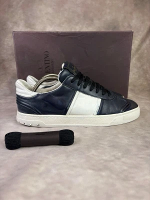 Marinblå Valentino Flycrew - Stl 39,5  - Snygga Valentino skor i Marinblå, perfekt till våren och sommaren! 😮‍💨🏖️ | Mycket bra skick: 8,5/10, 12/22 nitar kvar | Storlek: 39,5, passar 40,5 också | Ingår: Skorna, skobox(sliten) och extra skosnören | Nypris: Ca 5000kr | Självklart äkta.  Hör av dig vid frågor // Galgen 🫡