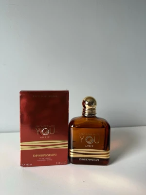 Stronger with you amber - Säljer en stronger with you amber Dubai vesion. Helt ny inte använd men den kom så slösad typ 5ml men ej använt utan kom så. Riktigt god lukt perfekt till denna vädren nu lite regnigt halvt varmt. 