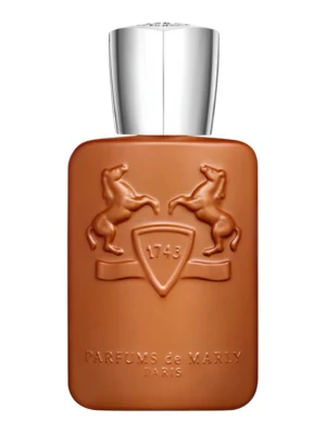 Parfums de Marly Paris 1743 parfym - Lyxig parfym från Parfums de Marly i en matt, brun flaska med silverfärgat lock. Flaskan har en elegant relief med två hästar och texten 1743. Perfekt för dig som gillar exklusiva dofter och snygg design på parfymflaskan.