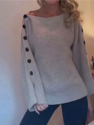 Beige tröja med knappar gina - Min favvo tröja asså älskarrrrr