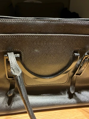 Svart handväska från Coccinelle - Fint skick utan större defekter. Vanlig användning