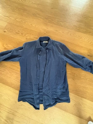 Uniqlo linneskjorta - Säljer en linneskjorta från uniqlo, jag på bilden är 178cm