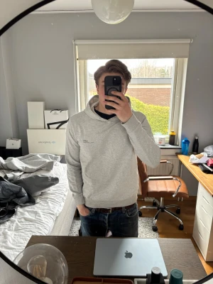 A.P.C Hoodie - Schysst hoodie från A.P.C! Köptes i butik för 2500kr, lite mer än ett år sedan, och har använts väl och tagits hand om. Dock har den krympt lite efter alla tvättar så skulle säga att den passar mer mot S hållet. Annars inga defekter! Hör av vid funderingar😊