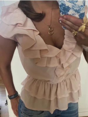 Vringad volangtopp - Så söt vringad rosa volangtopp! Jag är 168 och det är mina bilder, köp via köp nu direkt eller Swish, kvar tills markerad som såld 💖 storlek 44, passar m-l