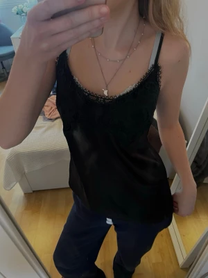 Linne med spets - Svart linne med spets från H&M. Väldigt fint skick och bara använd ett par gånger. Storlek XS.