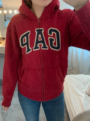 Gap hoodie - Säljer en snygg röd Gap luvtröja med dragkedja, storlek XS (barnstorlek XXL 14-16) Fint skick, inga defekter! 