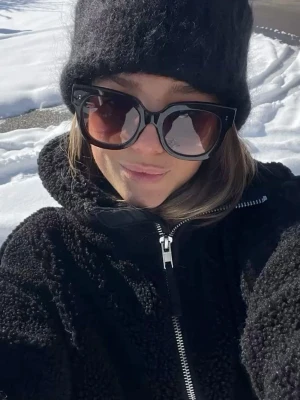 Solglasögon  - Säljer dessa snygga solglasögon som är perfekta nu till sommaren💕 jätte bra skick bara att de fäller ut lätt💕dem är från hm men är identiska med Chimi 08