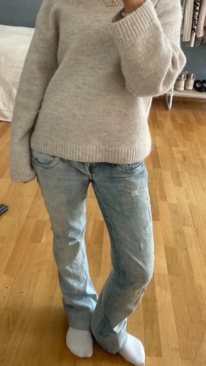 Ljusblå raka jeans med slitningar - Säljer ett par ljusblå jeans. Jeansen har middelhöjade midja. Perfekta för en avslappnad och trendig look. fråga gärna om ni har frågor 🩷
