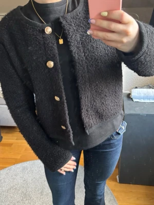 Vårjacka - Snygg svart vårjacka med guldknappar! Perfekt nu till våren!🖤🌟 Priset är diskuterbart vid snabb affär🥰 