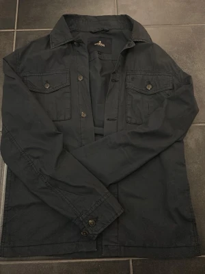 Svart overshirt från Morris - Stilren svart overshirt från Morris perfekt till våren nypris ca 2000| öppen för byte!