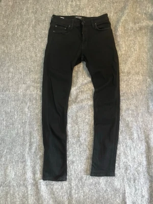 Jack & Jones jeans - Ett par svarta slim fit/glenn jeans från jack&jones. Storlek W28 L30. Hör bara av er vid frågor👍