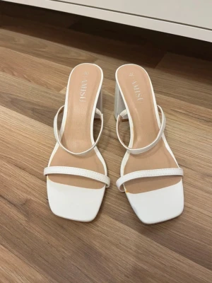 Vita klackskor - Vita sandalliknande klackskor. Jättefina men säljs pga de är för små. Jag har vanligtvis storlek 40 men dessa var för små så de kanske passar mer storlek 39.