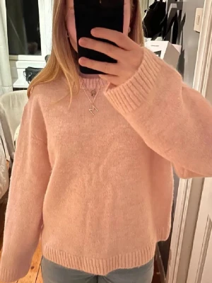 Ljusrosa stickad tröja Gina - Mysig ljusrosa stickad tröja från Gina med rund halsringning och ribbade muddar vid ärmslut och nederkant. Aldrig använd och har inga defekter 💓