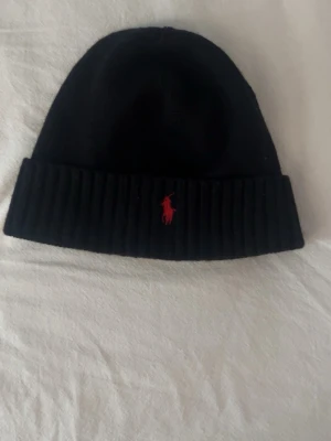 Ralph Lauren mössa - Säljer nu denna feta Ralph Lauren mössa som är i ONE SIZE. Nypris ungefär 650 kr säljer nu för 400 men kan gå ner i pris vid snabbköp. Kom gärna privat för frågor eller prisförslag!