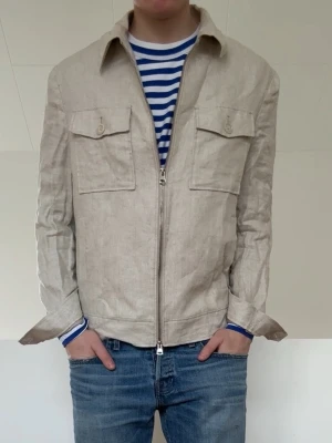 These glory days linne overshirt - Säljer en sjukt nice överskjorta i linne ifrån These Glory Days! Jackan är i strl M men sitter mer som en S, den är även i mycket bra skick utan nåra defekter!! Hör gärna av er vid frågor elr funderingar!!