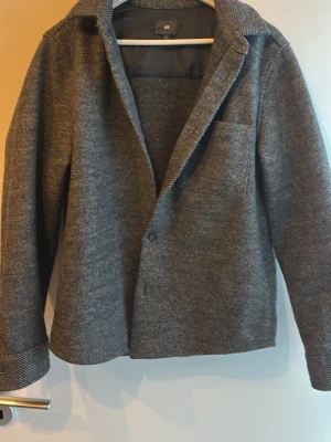 Grå kavaj från H&M - Tjock overshirt från hm bra skick förut om att en knapp framtill är borta.