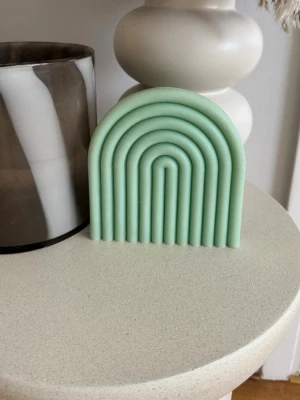 Handgjord bricka - Handgjort bricka gjord av stearin