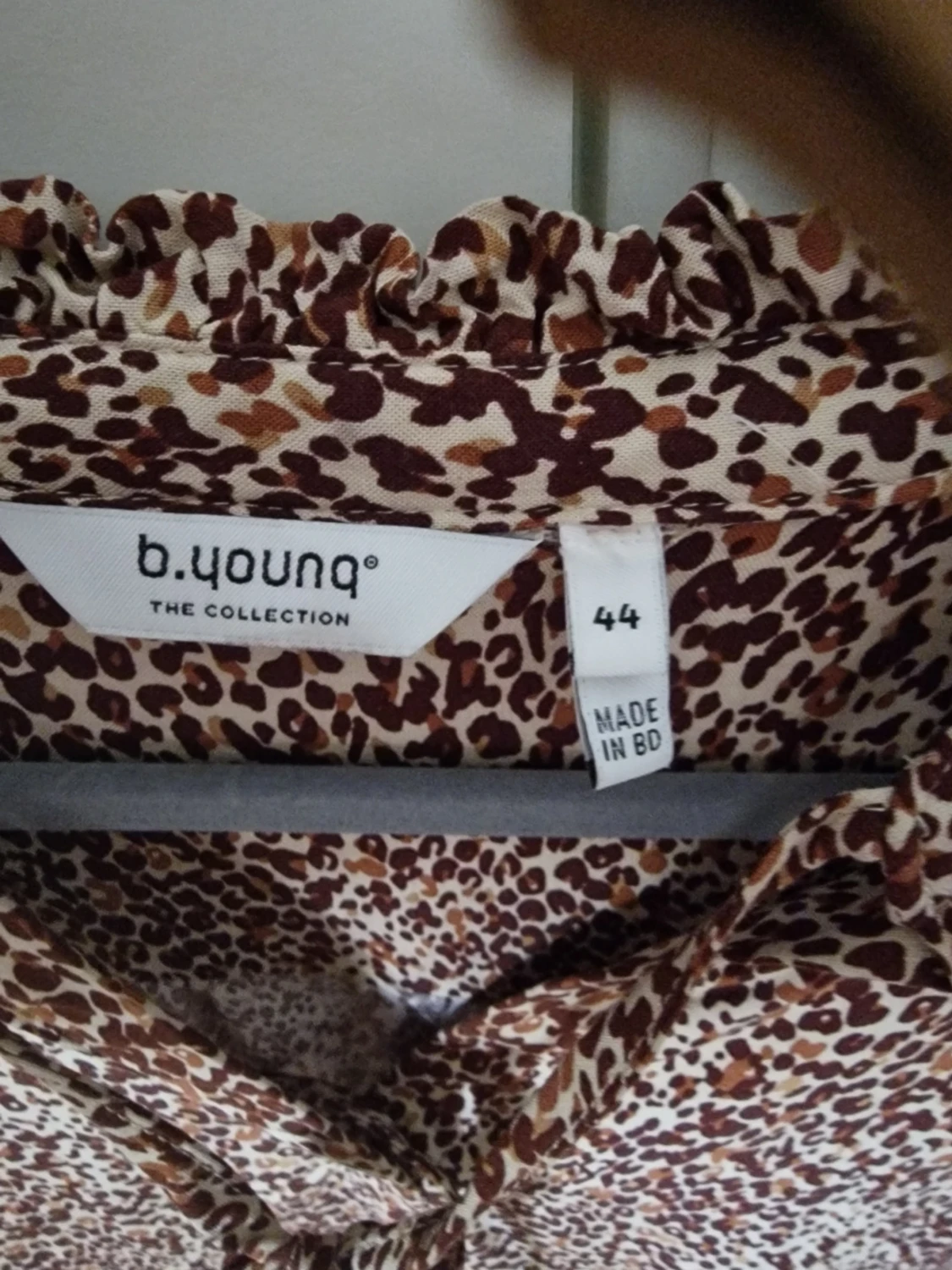 Brunmönstrad blus med v-ringning - 5