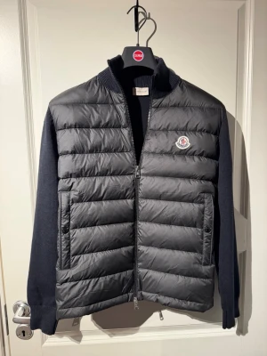 Moncler Embossed Logo Cardigan - Säljer en extremt snygg Moncler Embossed logo Cardigan. Den är i nyskick, har bara använt den vid ett tillfälle. Exclusiv gran sasso galje medföljer vid köp. Frågor? Bara att skriva✅Allt gott, Mvh Noah