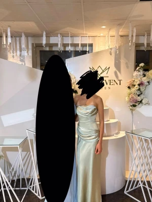Meshki klänning - Säljer min älskade klänning från Meshki i modellen Jasmine Strapless Satin Maxi dress i färgen sage. Använt en gång och den är så himla fin! Nypris ca 2000kr
