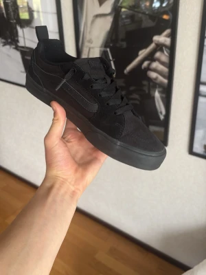 Vans skor  - Säljer nu dessa snygga vans skor för 219 kr säljer för att de är för små! Jätte bra skick använt Max 3 (gånger) hör av er vid minsta fråga