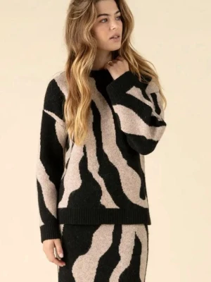 Zebramönstrad stickad tröja  - säljer då den inte kommer till användning. använd 1 gång och är i mycket fint skick. vid frågor, hör av dig!💞