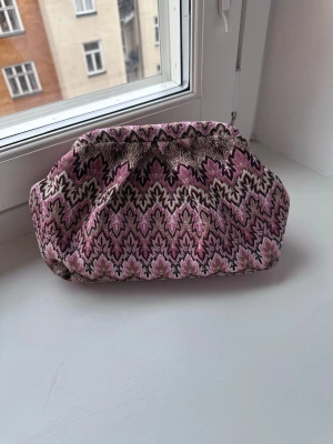 Super fin väska - Rosa väska med missoni mönster. Helt ny
