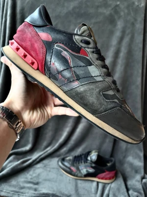 Valentino rockrunner skor - Orginalstorlek 44, inget og. Självklar äkta köpta från rise på Plick. En liten skada i hälen påvkerkar inget dock.