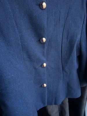 snygga ”lyxiga ” vår kappor - Fina lågmidjade vår kappor. finns i mörkblå, mörk brun och även röd/vinröd. pris kan alltid diskuteras, fina och oanvända prefekt för dig som se ”lyxig & klassisc ut”