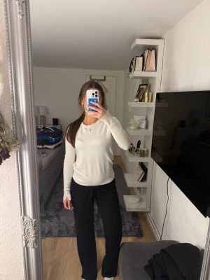 Tröja - Fin zara tröja med guld knappar längst ner på armarna. Använt 1 gång!