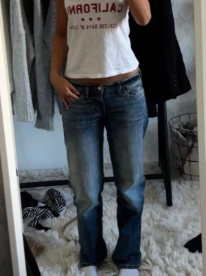 Låga jeans  - Säljer dessa jättepopulära och snygga jeansen från Weekday då jag missa att skicka tillbaka! Arrow low 26/32🌸 