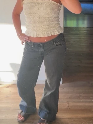 Svarta/ljusgrå raka jeans med låg midja - Säljer ett par svarta jeans med rak passform och låg midja🥰