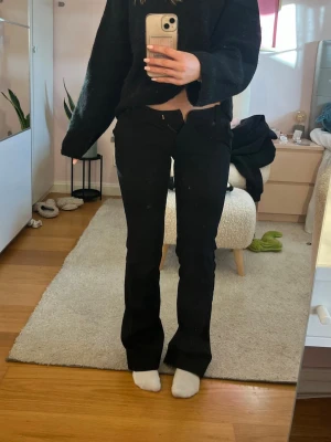 Vera BikBok kostymbyxor - Säljer ett par svarta kostymbyxor från BikBok i storlek 32 då dem tyvärr blivit alldeles för små🩷 sparsamt använda, bara att skriva vid fler frågor