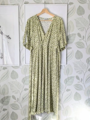 Blommig Maxiklänning från Ellos Storlek 38/40-42 - - Vacker klänning från ellos populära maxiklänningskollektion.  - Storlek 38/40 men passar även 42.  - Oanvänd.  -Se längd på sista bilden mätt från axeln till fotkant.  - Jag kan ha missat någon miniskavank men jag har försökt att granska så gott det går.