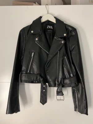Svart skinnjacka från Zara - Nysskick!