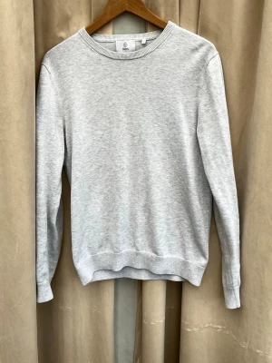 Ljusgrå basic sweatshirt - En stilren ljusgrå sweatshirt från Bläck. Tröjan är enkel och passar perfekt när man bara ska slänga på sig något. Skriv vid frågor!👊