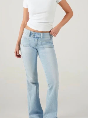 Ljusblå bootcut jeans med fickor db hush diesel - Helt nya, säljer då de ej passar mig, supersnygga💕Lappen finns. Nya kostar ca 2000