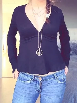 Svart v-ringad topp med rosett - Hej! Nu säljer jag en super fin svart v ringad tröja som passar till både festligare tillfällen och och även andra mer enkla tillfällen. Skriv Järna för mer info och bilder💕💕