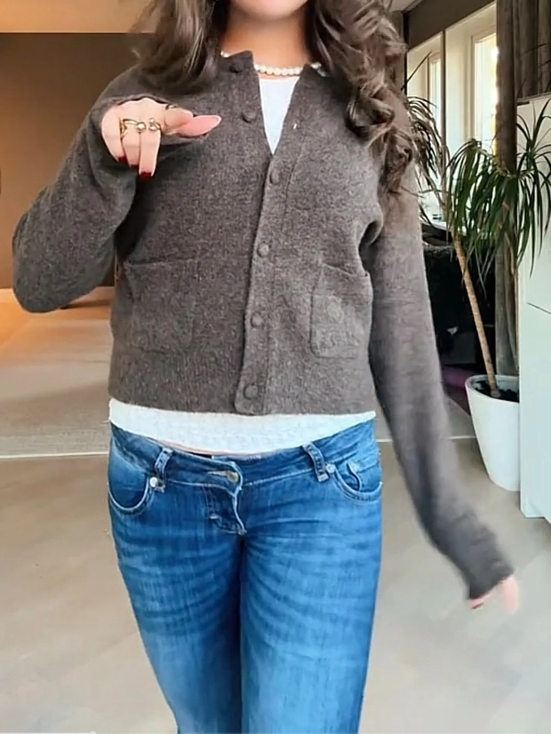 Brun kofta med fickor och knappar