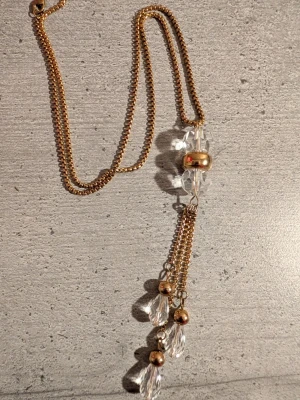 Fint guldigt halsband  - Perfekt till att användas både till vardags och till när man ska vara uppklädd