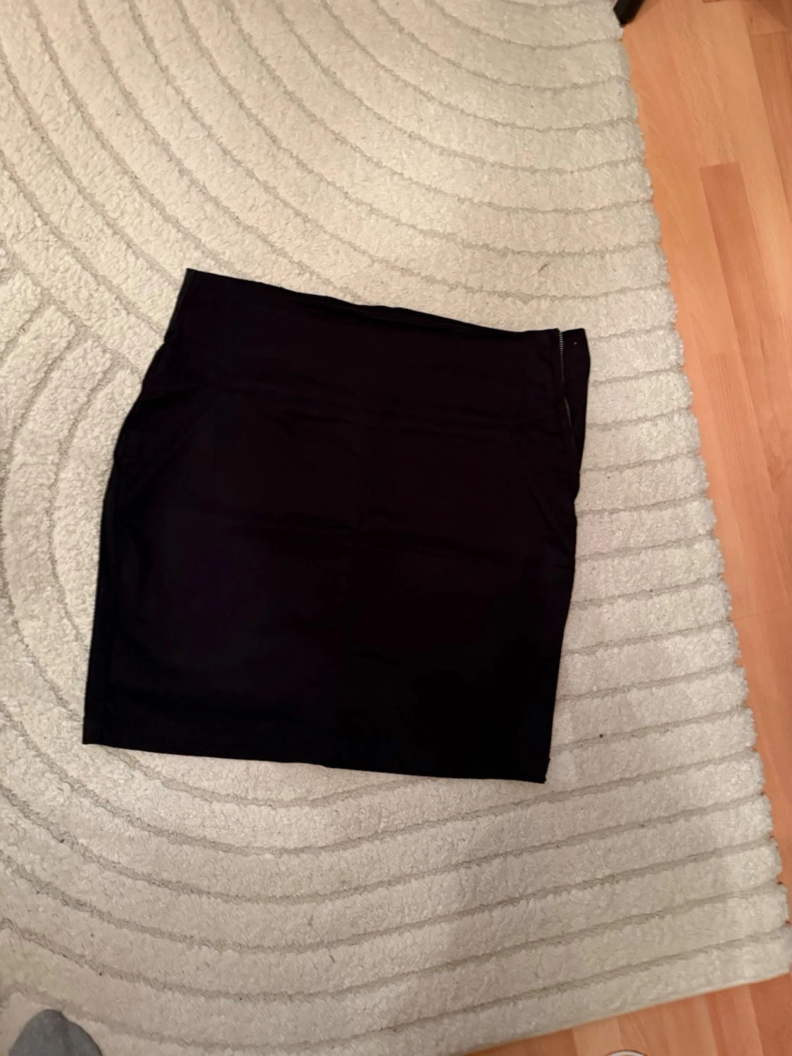 Svart kortkjol i enkel design - 4