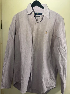 Lila Ralph Lauren skjorta – M  - Säljer denna stilrena och snygga lila Ralph Lauren skjortan. Skjortan är i  mycket bra skick. Storleken är M . Har du några frågor? Tveka inte att höra av dig. Allt gott från Deluxe garderoben ⭐️ 